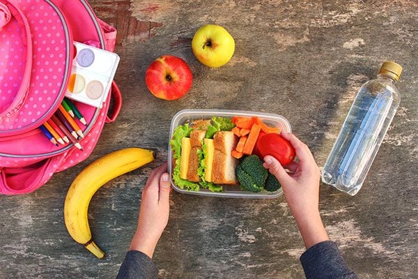 Lunch box con carbohidratos, proteínas y verduras