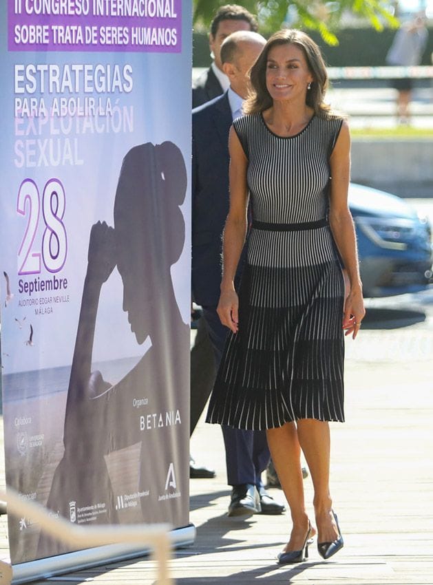 La reina Letizia rescata su innovador vestido de efecto óptico en Málaga
