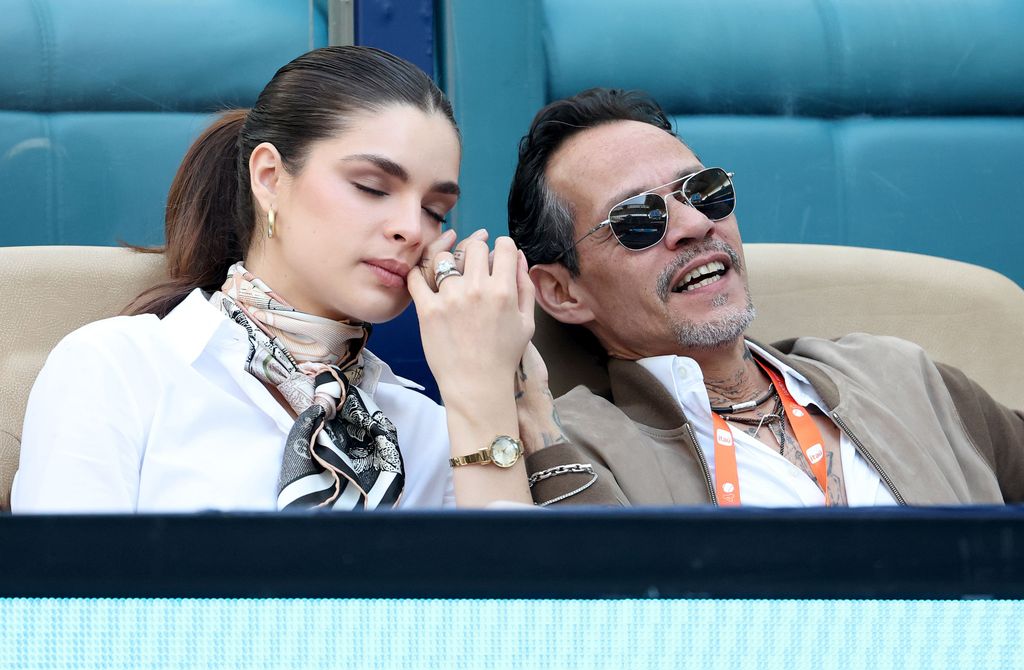 Marc Anthony y Nadia Ferreira en el Miami Open 2025