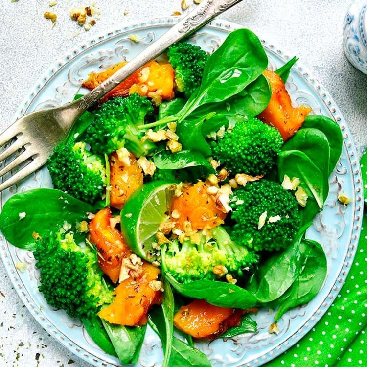 Ensalada de brócoli, calabaza asada y pistachos