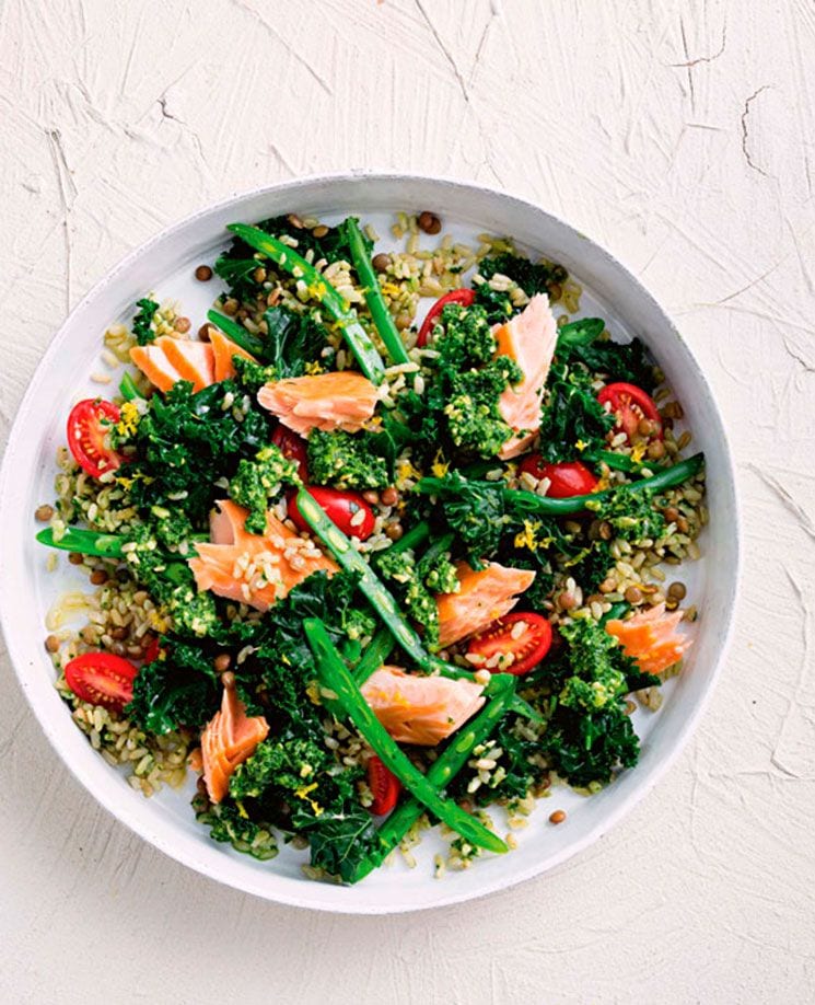 Ensalada de arroz, lentejas y salmón con pesto de kale