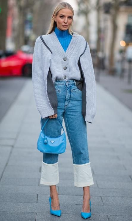 leonie hanne con look de jeans de talle alto y sueter tejido