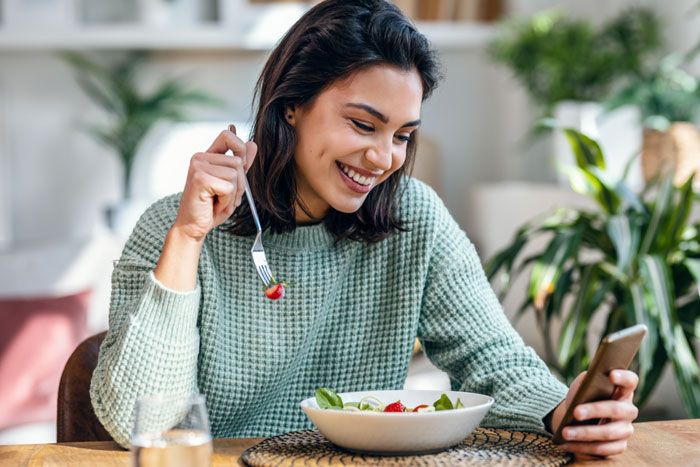 mujer comiendo una ensalada