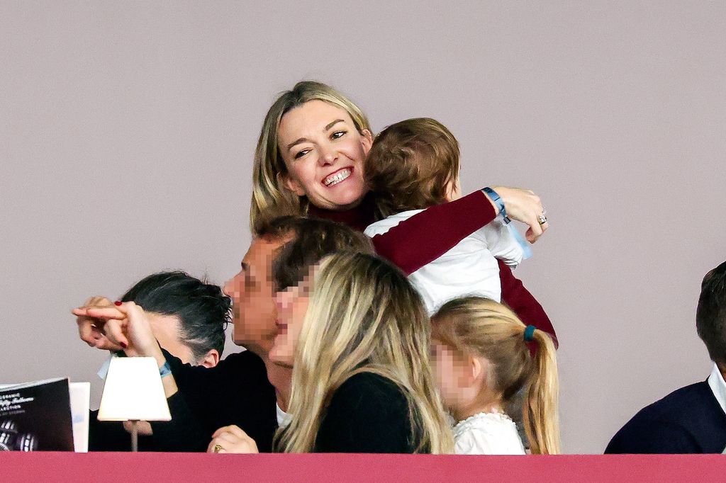 Sobre estas líneas, Marta Ortega con el pequeño de sus tres hijos en brazos, Manuel, que está a punto de cumplir un año