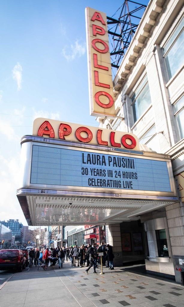 laura pausini en el harlem 39 s world famous apollo theater de nueva york