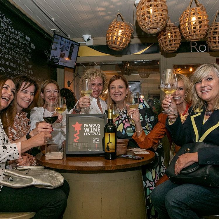 Mujeres en una vinoteca