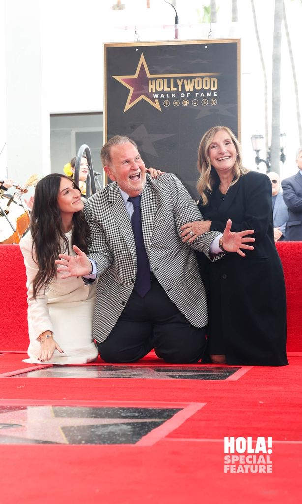 Raúl de Molina junto a su esposa, Mily, y su hija, Mia, celebra haber recibido su estrella en el Paseo de la Fama