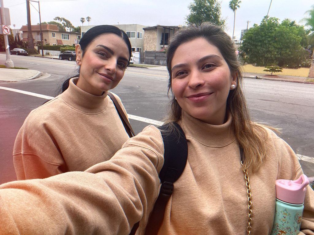 Aislinn  Derbez y su hermana Michelle Aguilera están orgullosas de su cercanía.