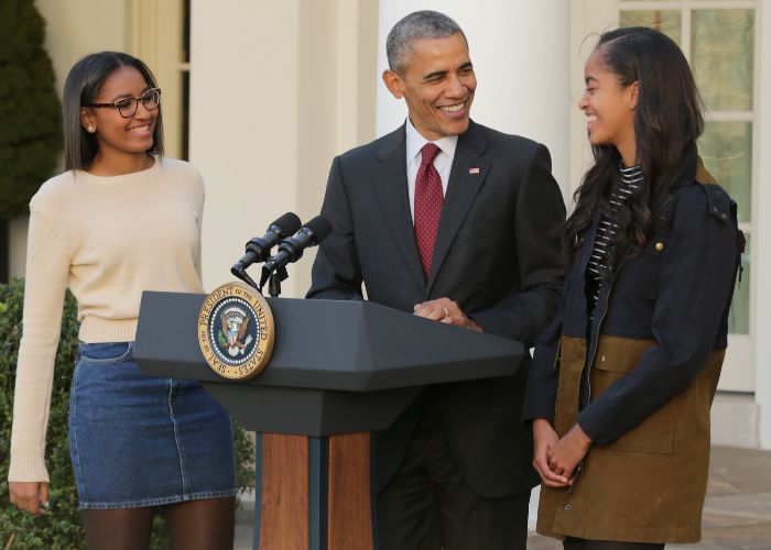 Barack Obama con sus dos hijas 