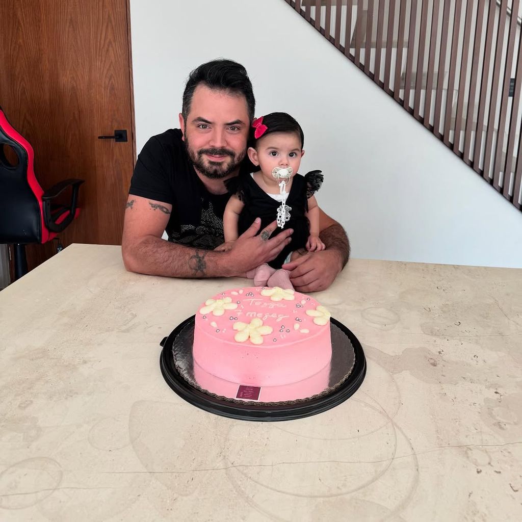 José Eduardo Derbez y la pequeña Tessa.