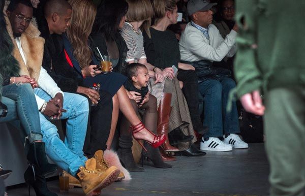 La pequeña comenzó a llorar cuando el desfile se estaba celebrando y no había forma de que parara 