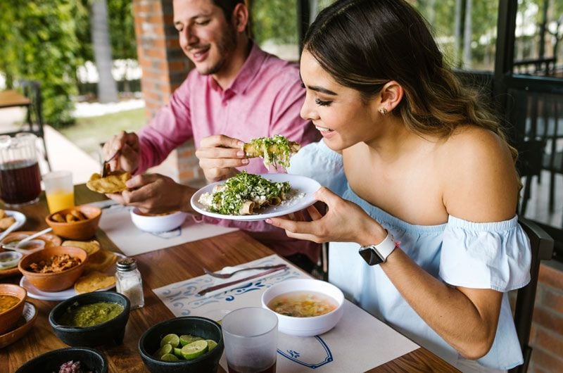 adobe pareja comiendo