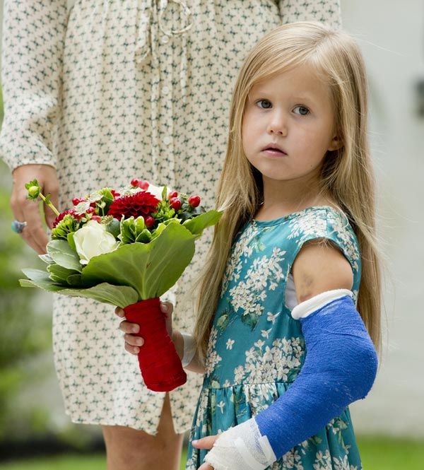 La espontánea princesa Josephine, verdadera estrella del desfile de jinetes frente a la residencia real, no mostró ni pizca de miedo frente a los caballos, pese a que una semana después de que se rompiera el brazo izquierdo durante una clase de hípica
