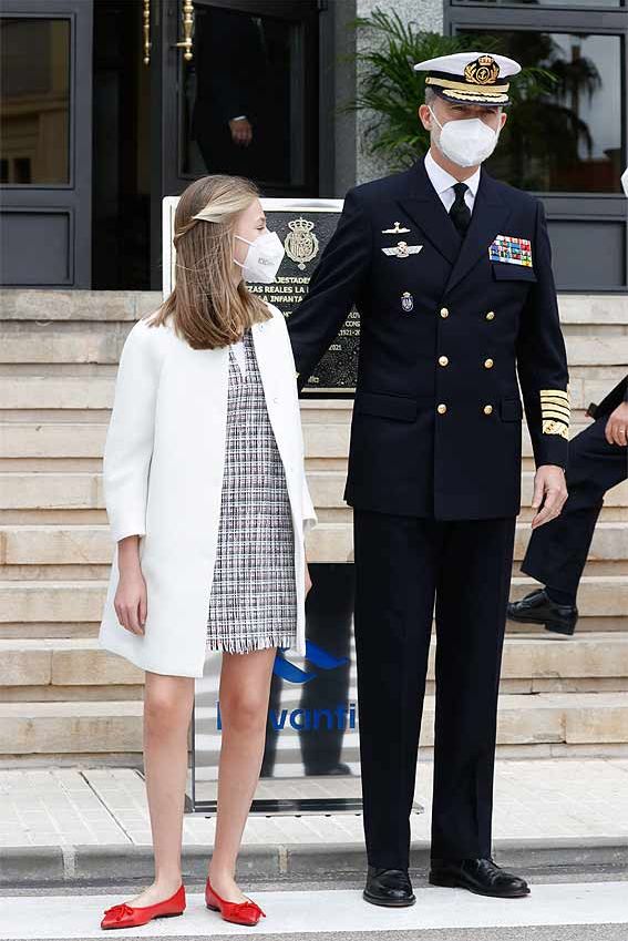 La princesa Leonor y la infanta Sofía asisten con sus padres al bautismo del submarino Isaac Peral