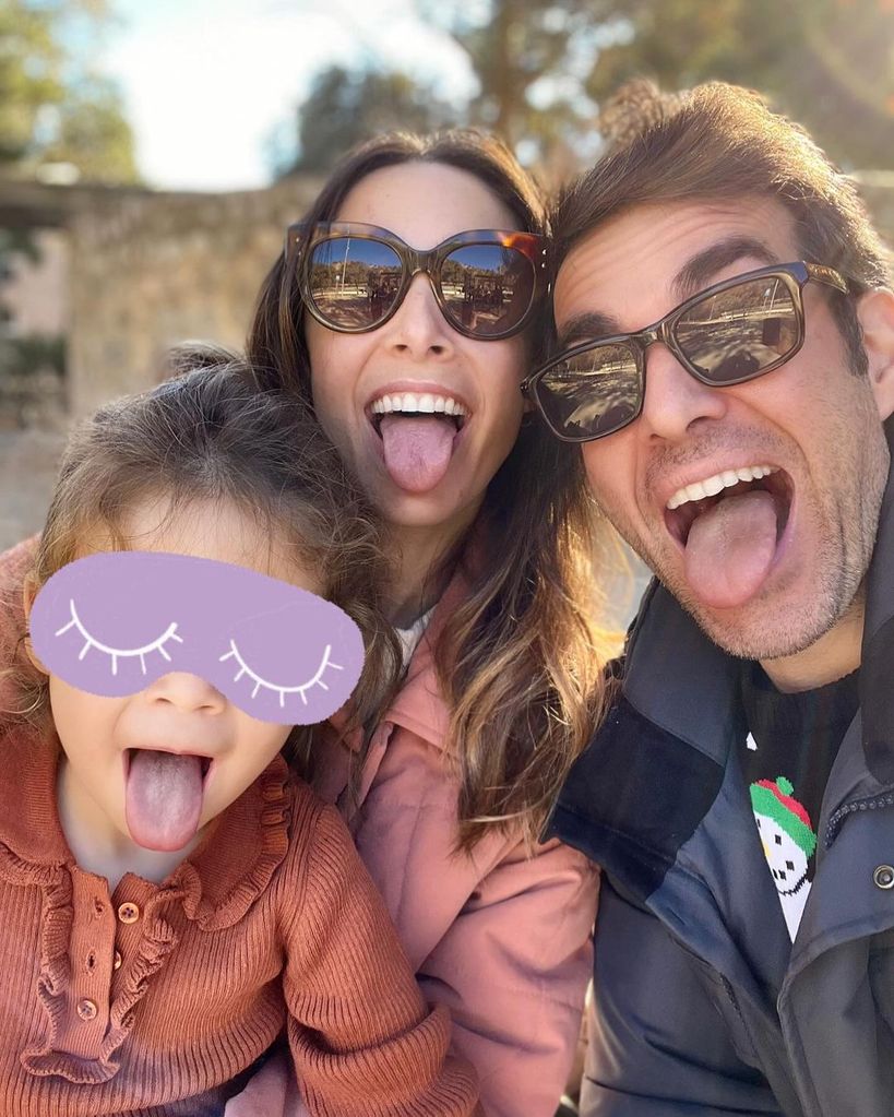 Dani Muriel y Candela Serrat junto a su hija