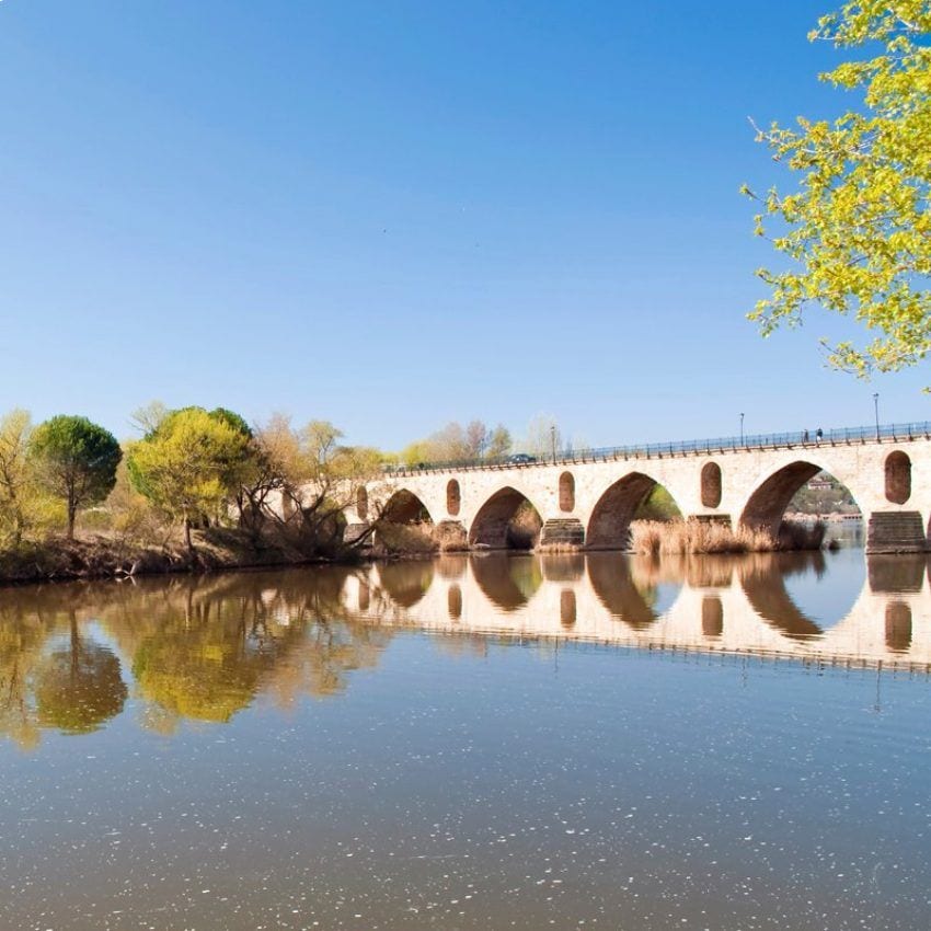 Puente medieval sobre el río Duero.