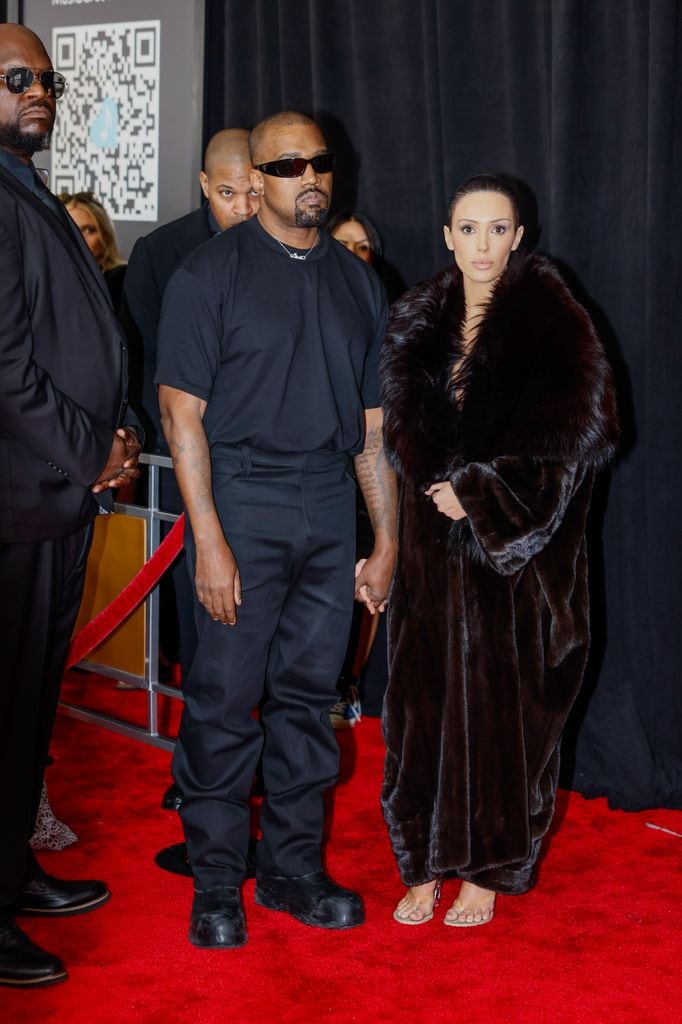 Kanye West y Bianca Censori protagonizan el momento más polémico en los Grammy 2025