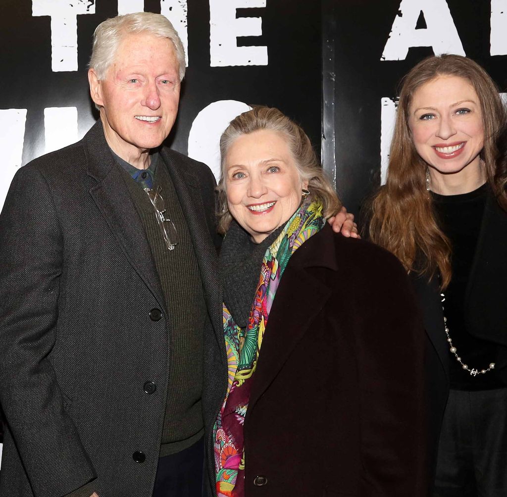 Bill Clinton con su esposa Hillary y su hija Chelsea.