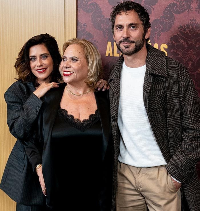 María León con su madre, Carmina Barrios, y su hermano Paco León