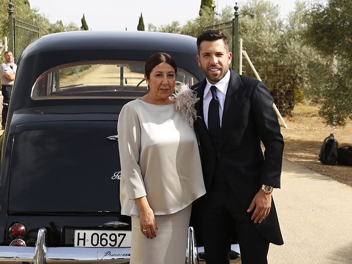 Jordi Alba y su madre en la boda del futbolista 