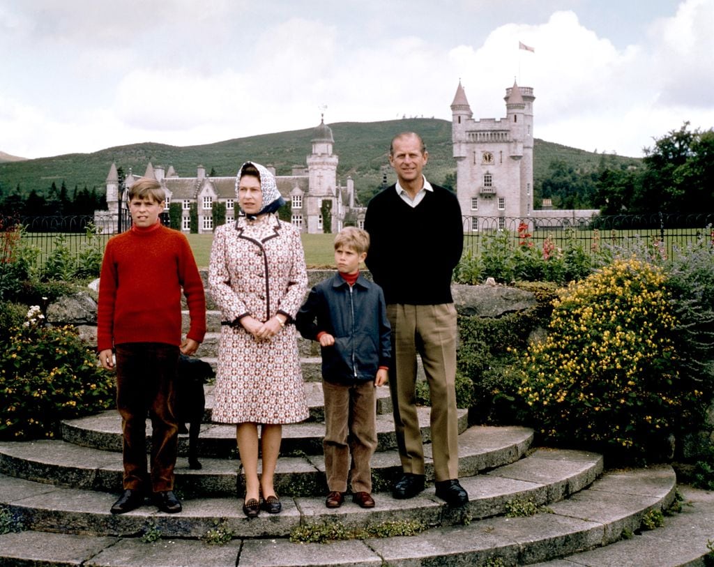 Isabel II, Felipe de Edimburgo, el príncipe Andres y el principe Eduardo, de niños en Balmoral 