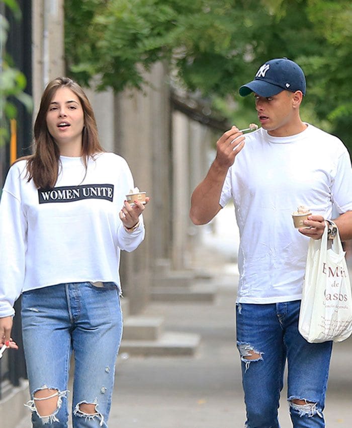 Andrea Duro y Chicharito durante un paseo por Madrid