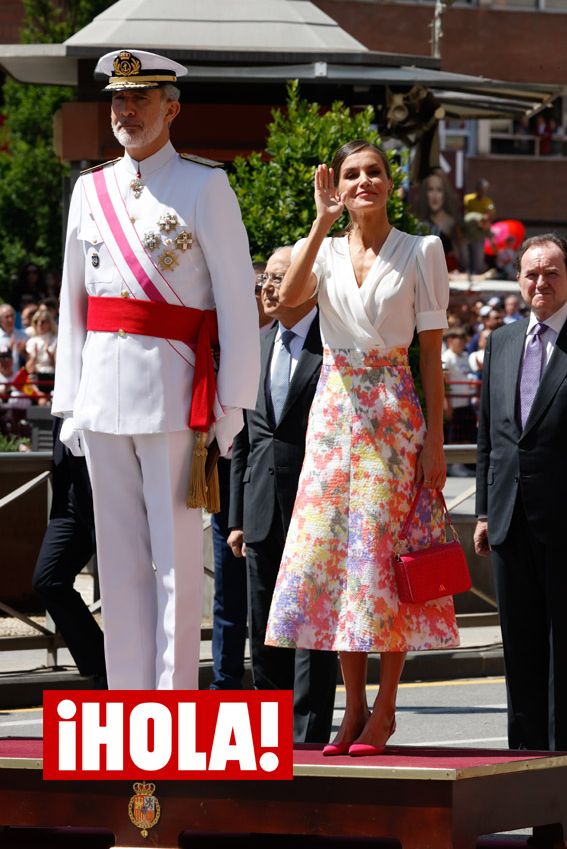 La reina Letizia arrasa con una blusa abullonada y una falda sevillana de flores en el Día de las Fuerzas Armadas 2023
