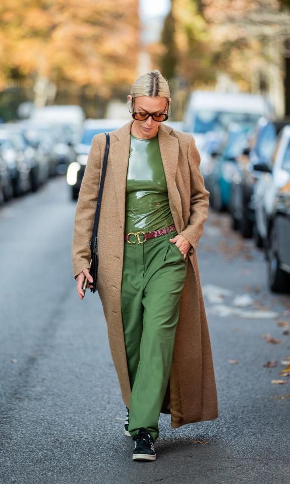 combinaci n de abrigo camel con conjunto verde en el street style