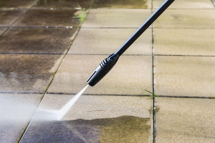 Limpieza de suelo de terraza con agua a presión