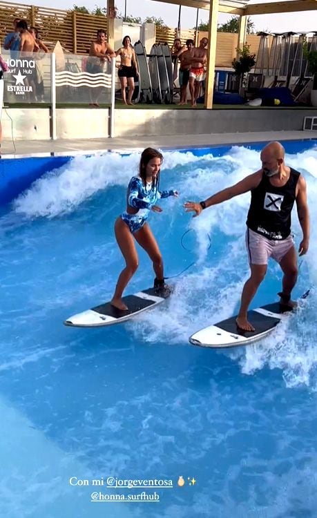 Laura Escanes aprende a surfear