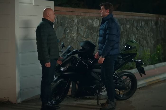 Ömer le devuelve la moto a su padre en 'Hermanos'