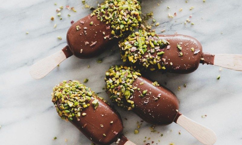 Polos de chocolate con pistachos
