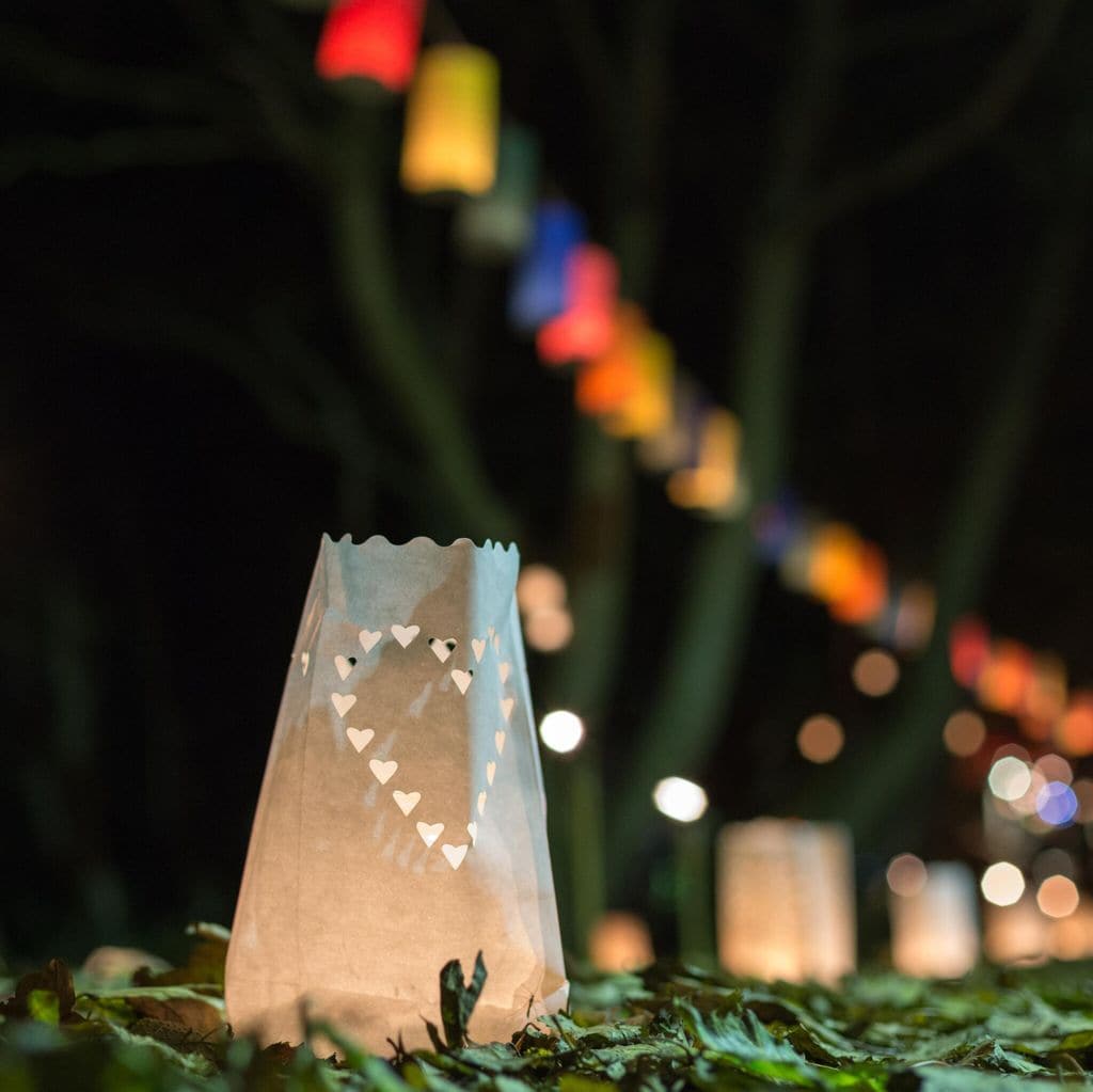 Farolillos de luz confeccionados con una bolsa de papel