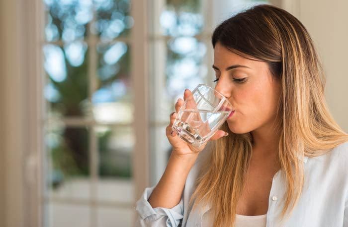 mujer bebiendo agua