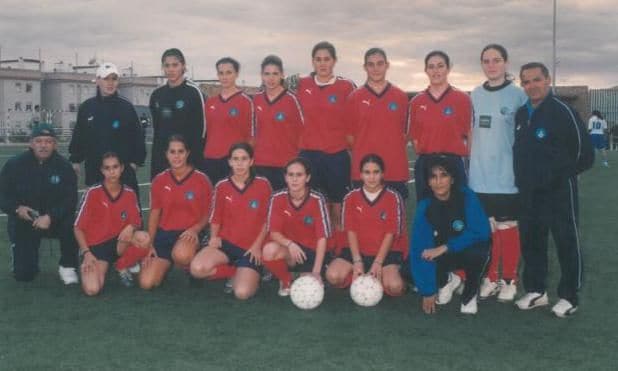 Pilar Vargas, en su etapa de entrenadora, con algunas jugadoras de fútbol.