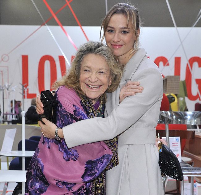 Cariñoso abrazo de Beatrice con su abuela materna, Marta Marzotto
