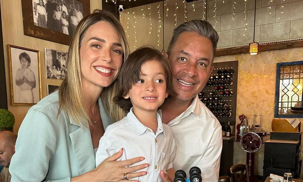 Daniel Sarcos y Alessandra Villegas con su hijo