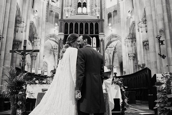 pareja novios iglesia