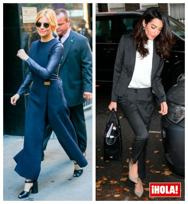 Amal Clooney con dos piezas con americana y pantalones en gris y diseño de rayas verticales pinstripe y camisa blanca. Este estilo 'copia' el uniforme de los chicos, con el añadido del tacón en color gris claro.
