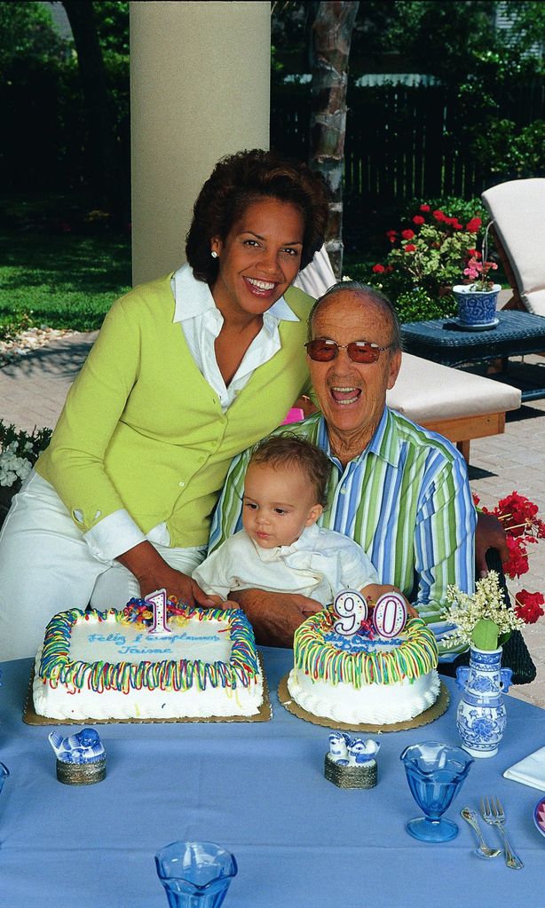 Julio Iglesias Puga y su hijo Jaime celebran su cumpleaños con Ronna Keitt.