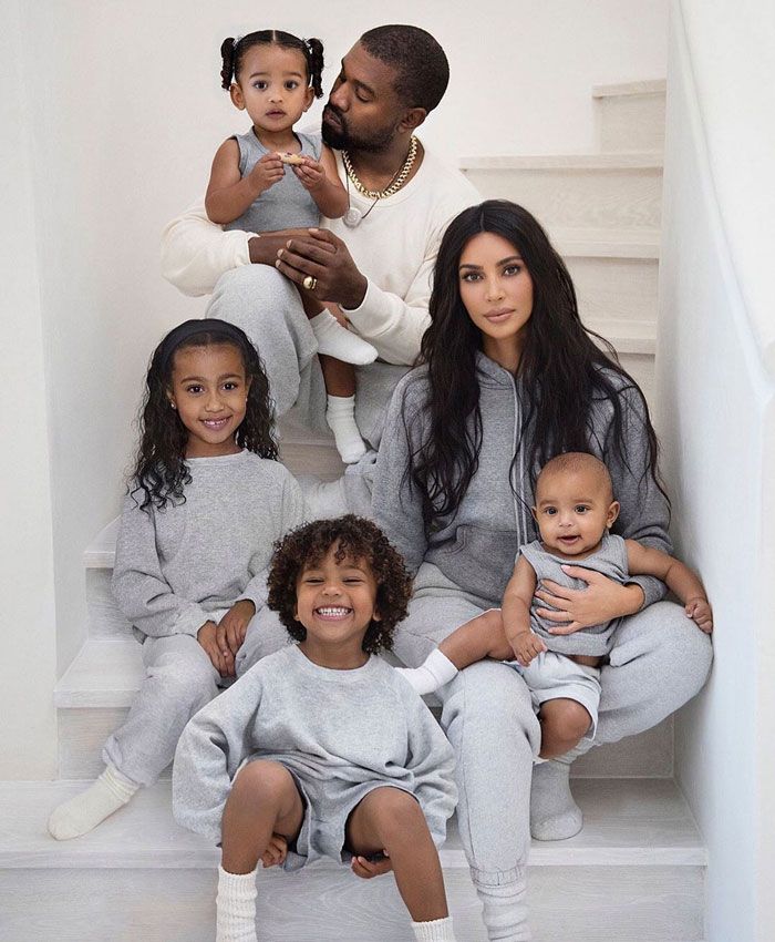 Kim Kardashian y Kanye West junto a su numerosa familia