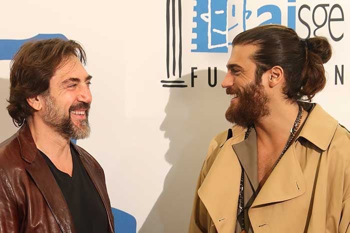 Javier Bardem y Can Yaman en la entrega de los Premios Actúa