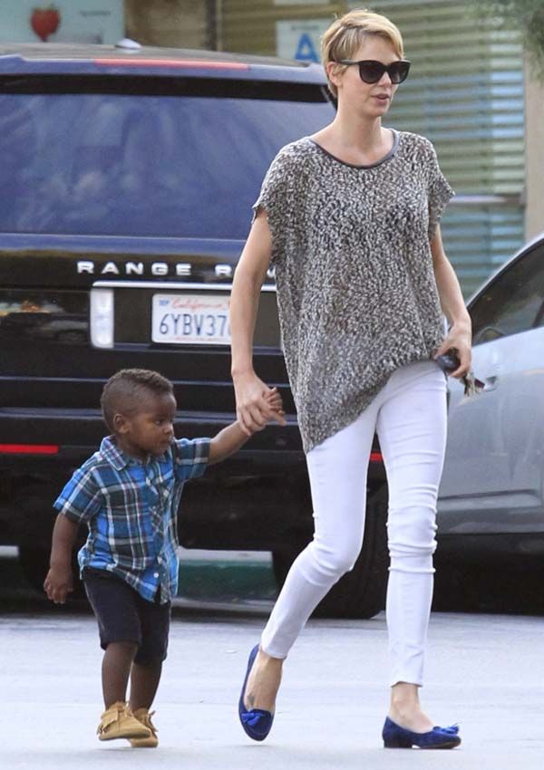 Charlize paseando con su hijo Jackson
