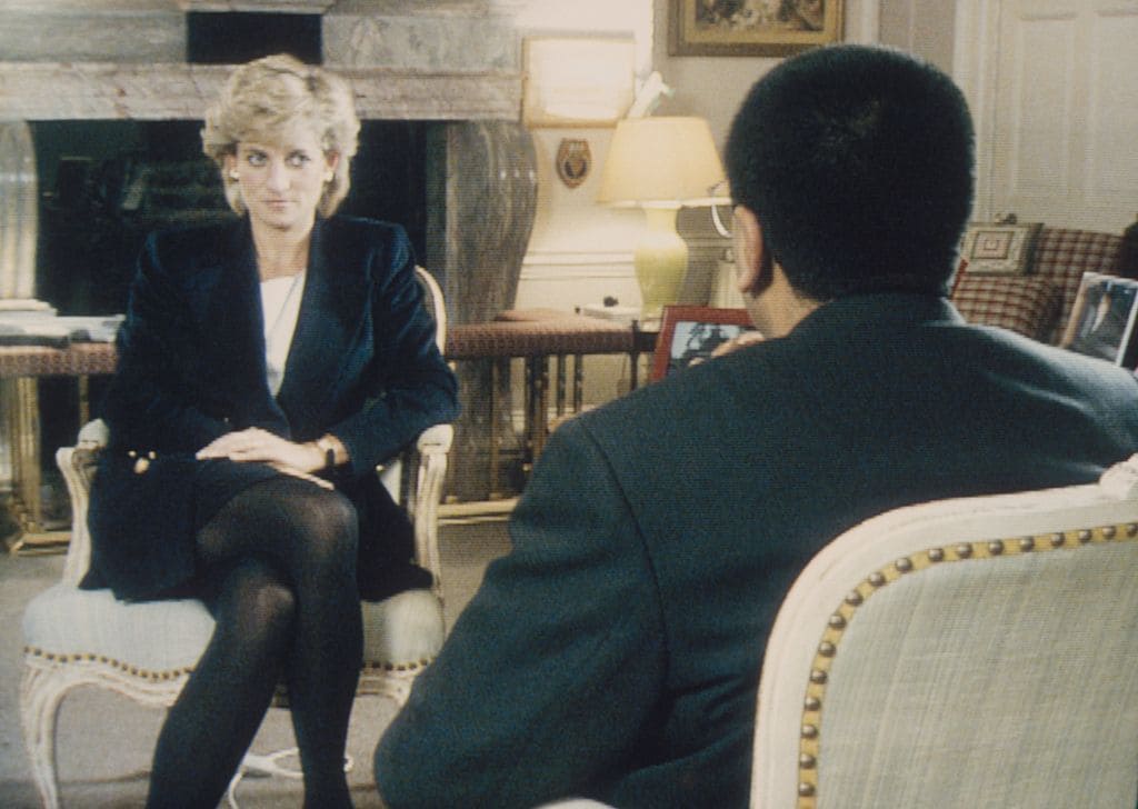 Martin Bashir entrevistando a la Princesa Diana en el Palacio de Kensington para el programa de televisión Panorama