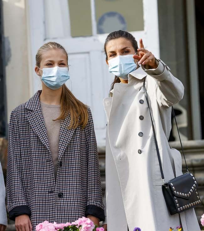 Reina Letizia con gabardina