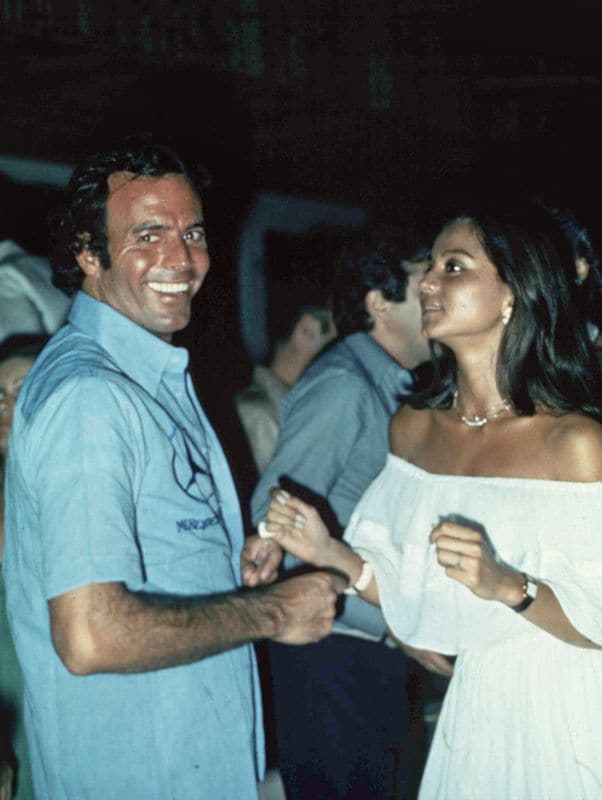 Julio Iglesias e Isabel Preysler bailando