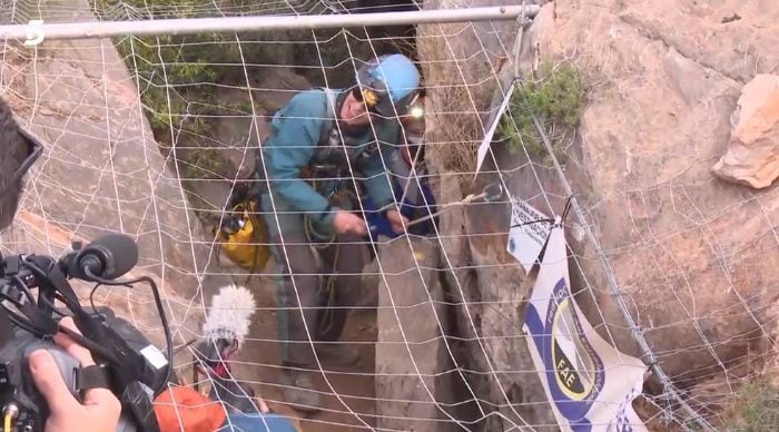 Beatriz Flamini saliendo de la cueva en la que ha estado