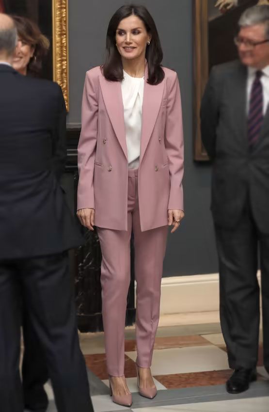 Reina Letizia traje rosa