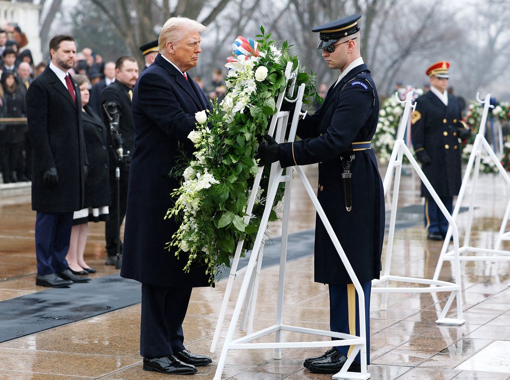 Donald Trump coloca una corona de flores en la tumba del Soldado Desconocido en el cementerio de Arlington