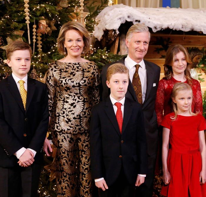 La Familia Real de los belgas se conjuntó en rojo, negro y dorado para asistir al tradicional Concierto de Navidad en el Palacio Real en agradecimiento al personal de la Casa Real su dedicación durante el año
